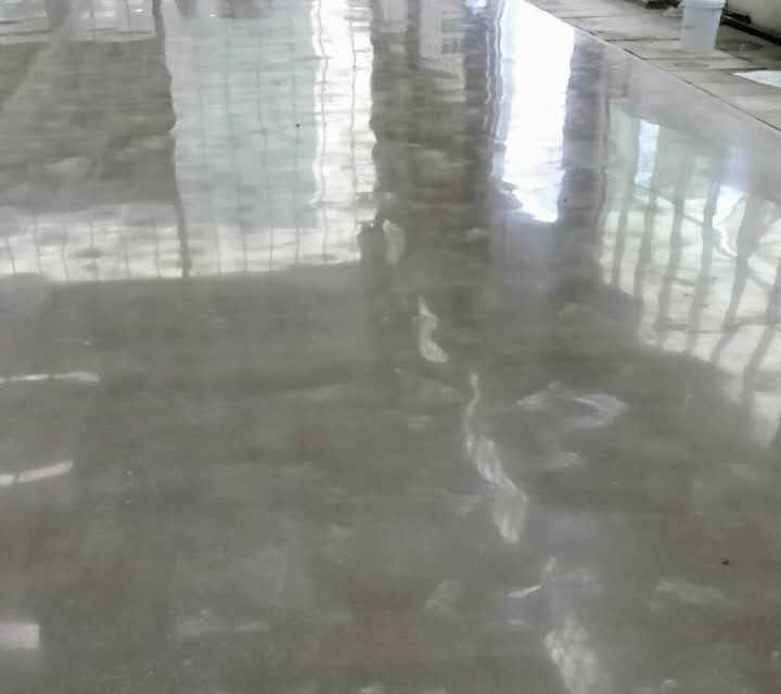 耐磨地坪做密封固化劑發(fā)白怎么解決？